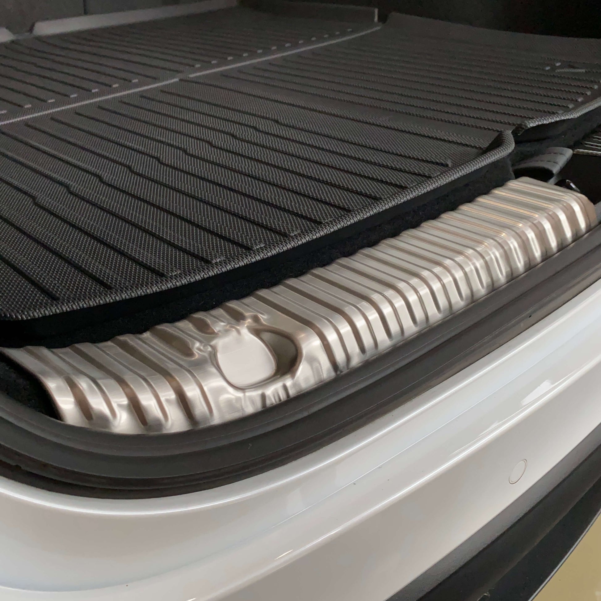 Schutzblenden für den Kofferraum Model Y - tunedeinenTesla SilberSchutzblenden für den Kofferraum Model Y, Tesla zubehör, model y zubehör, Tesla model y Zubehör, model y schutzblenden